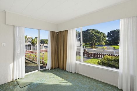 Photo of property in 5 Marine Parade, Paraparaumu Beach, Paraparaumu, 5032