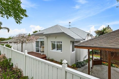 Photo of property in 5 Oystergrove Road, West Harbour, Auckland, 0618