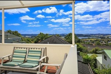 Photo of property in 2/142 Sunset Road, Unsworth Heights, Auckland, 0632