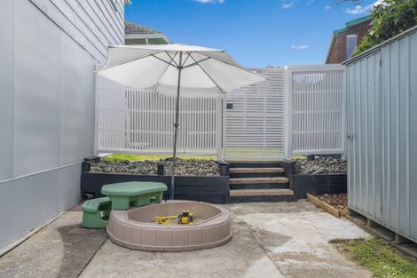 Photo of property in 2/134 Bradbury Road, Botany Downs, Auckland, 2010