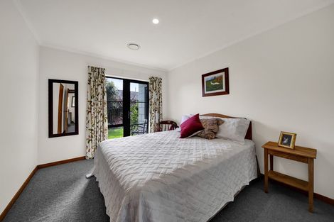 Photo of property in 10 Kinross Drive, Merrilands, New Plymouth, 4312