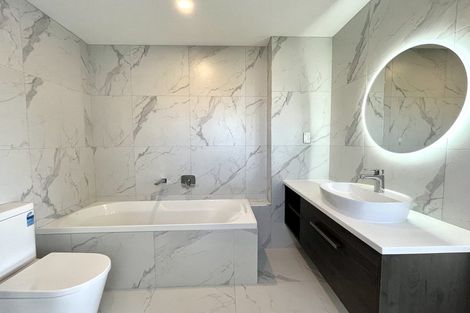 Photo of property in 2/19 Edwards Avenue, Henderson, Auckland, 0610