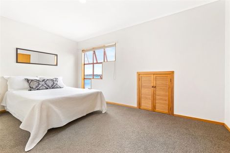 Photo of property in 124 Beach Road, Te Atatu Peninsula, Auckland, 0610
