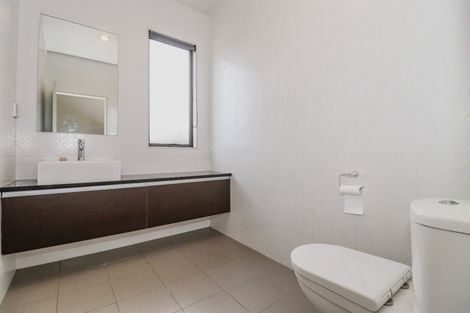 Photo of property in 16 Kinmont Rise, East Tamaki Heights, Auckland, 2016