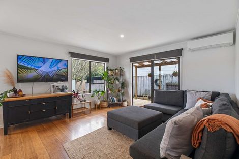 Photo of property in 2/10 Jarrah Place, Massey, Auckland, 0614