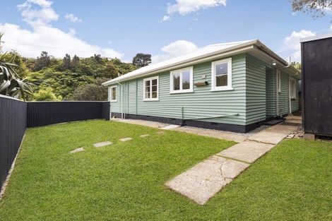 Photo of property in 64 Newlands Road, Newlands, Wellington, 6037