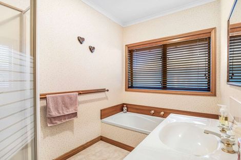 Photo of property in 43 Kilkenny Place, Fitzherbert, Palmerston North, 4410