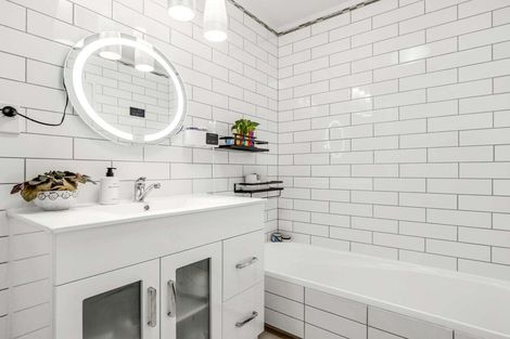 Photo of property in 52 Riverton Drive, Randwick Park, Auckland, 2105