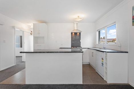 Photo of property in 4/304 Great North Road, Henderson, Auckland, 0612