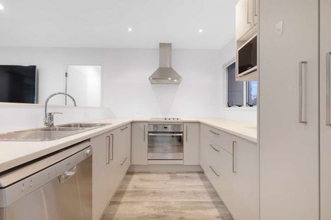 Photo of property in 6 Fernhaven Place, Massey, Auckland, 0614