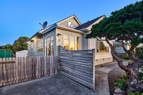 Photo of property in 135 Seaview Road, Paraparaumu Beach, Paraparaumu, 5032