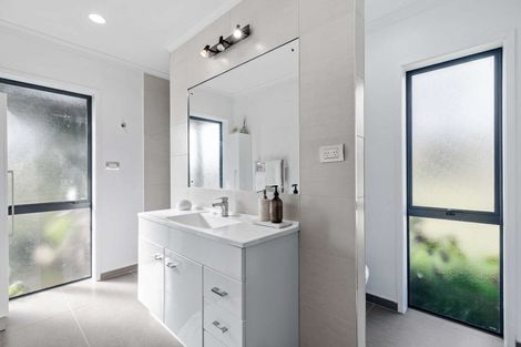 Photo of property in 8 Millbrook Drive, Waiuku, 2683