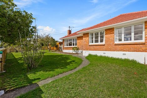 Photo of property in 40 Vodanovich Road, Te Atatu South, Auckland, 0610