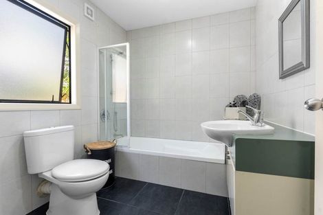 Photo of property in 1/230 East Coast Road, Forrest Hill, Auckland, 0620