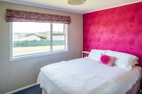 Photo of property in 17 Cleat Street, Whitby, Porirua, 5024