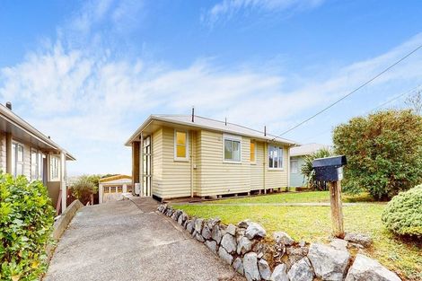 Photo of property in 22 Link Road, Newlands, Wellington, 6037