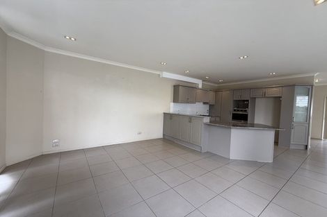 Photo of property in 18 Harrowglen Drive, Northcross, Auckland, 0632