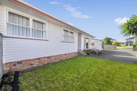 Photo of property in 7 Beach Road, Te Atatu Peninsula, Auckland, 0610