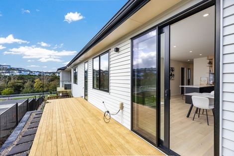 Photo of property in 128 Skulander Crescent, Orewa, 0931