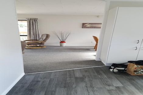 Photo of property in 28 Moire Road, Massey, Auckland, 0614