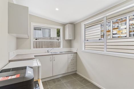 Photo of property in 11 Paton Avenue, Te Atatu South, Auckland, 0610