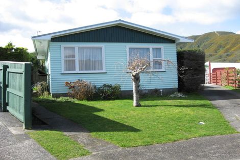 Photo of property in 5 Kew Grove, Wainuiomata, Lower Hutt, 5014