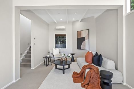 Photo of property in 6 Otitori Bay Road, Titirangi, Auckland, 0604