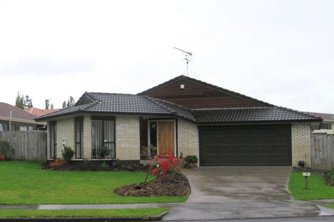 Photo of property in 28 Pinewood Grove, Botany Downs, Auckland, 2010