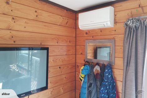 Photo of property in 21a Fernhaven Grove, Newlands, Wellington, 6037