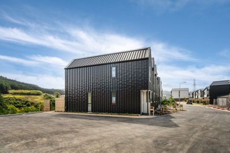 Photo of property in 90 Ara Paiwhenua, Tawa, Wellington, 5028