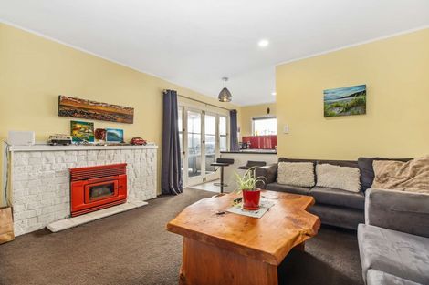Photo of property in 10 Bishop Street, Green Bay, Auckland, 0604