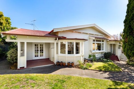Photo of property in 2 Roslyn Road, Bluff Hill, Napier, 4110