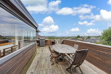 Photo of property in 1/11 Bernleigh Terrace, West Harbour, Auckland, 0618