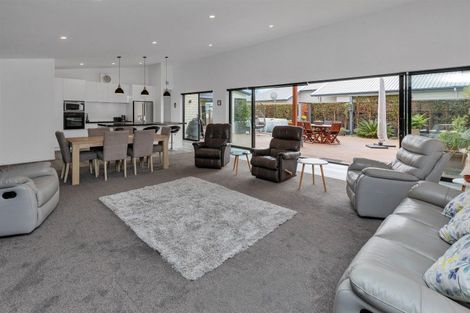 Photo of property in 11 Waitemata Drive, One Tree Point, 0118