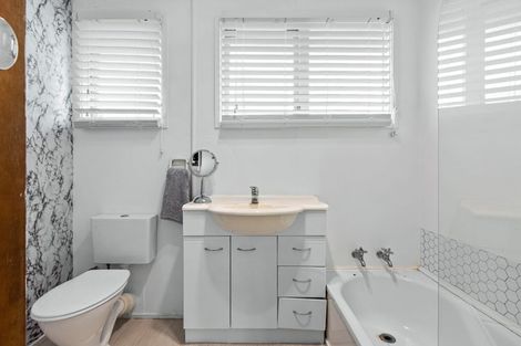 Photo of property in 11 Barker Rise, Northcross, Auckland, 0632