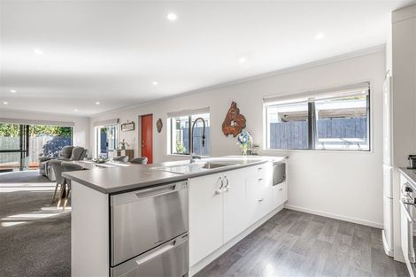 Photo of property in 33a Gill Avenue, Te Atatu Peninsula, Auckland, 0610