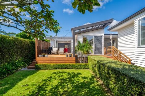 Photo of property in 9 Shelly Beach Parade, Cockle Bay, Auckland, 2014