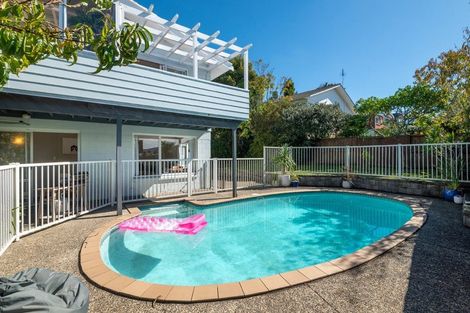 Photo of property in 26 Holdaway Avenue, Northcote, Auckland, 0627