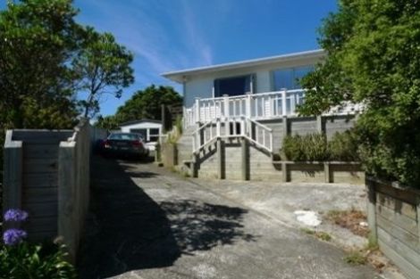 Photo of property in 92 Ruskin Road, Newlands, Wellington, 6037