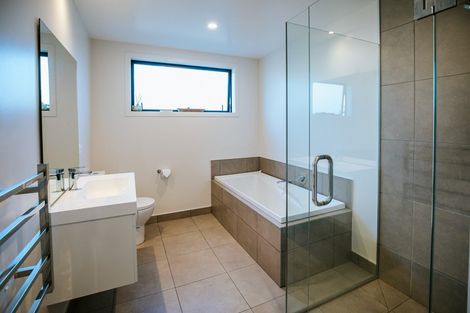 Photo of property in 4 Matakanui Lane, Wanaka, 9305