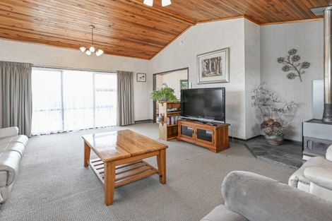 Photo of property in 15 Deakin Place, Clive, 4102