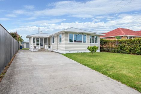 Photo of property in 13 Peachgrove Road, Te Atatu Peninsula, Auckland, 0610