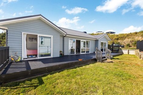 Photo of property in 11 Cirrus Close, Newlands, Wellington, 6037