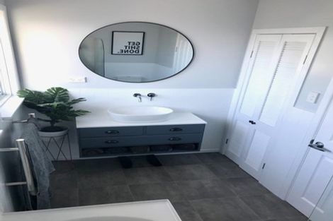 Photo of property in 2 Warren Street, Paparangi, Wellington, 6037