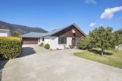 Photo of property in 5 Whitby Close, Waikawa, Picton, 7220