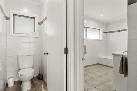 Photo of property in 24 Shanaway Rise, Hillcrest, Auckland, 0627