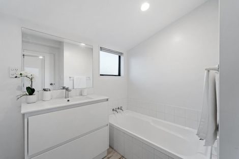 Photo of property in 2 Whitbourne Heights, Manurewa, Auckland, 2105