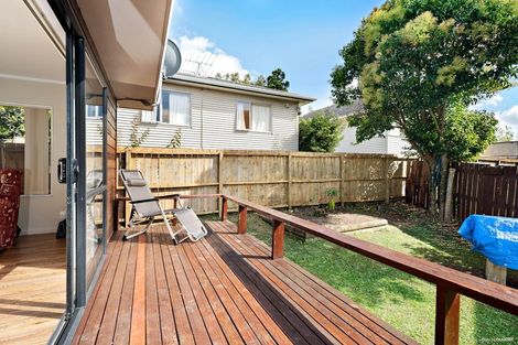 Photo of property in 2/8 Locket Road, Glenfield, Auckland, 0629