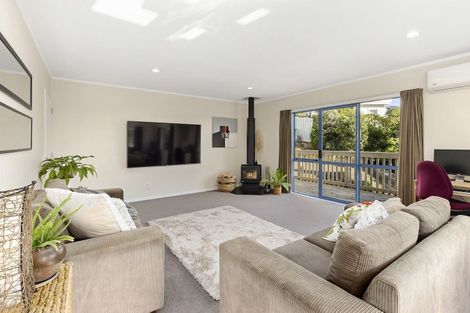 Photo of property in 49a Lyndfield Lane, Newlands, Wellington, 6037
