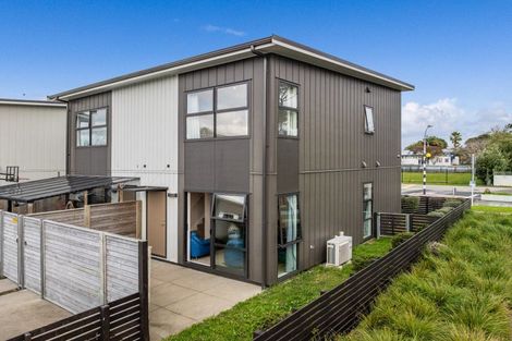 Photo of property in 22 Bader Drive, Mangere, Auckland, 2022